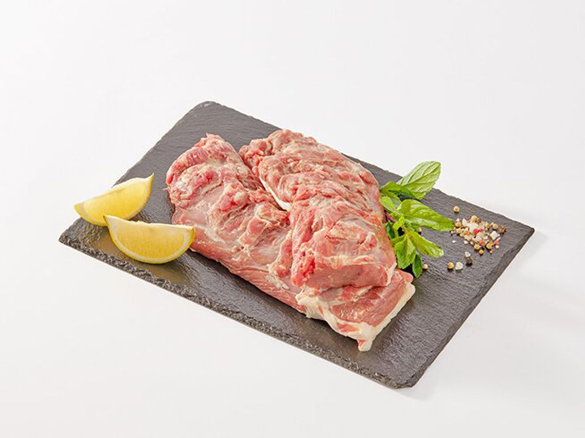 Shokaf metleh Half a kilo of raw lamb loin chops