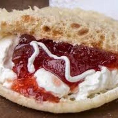 ساندويش مربى وقشطة
