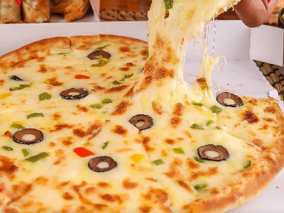 Mixed cheese pizza