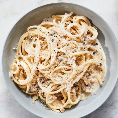 Spaghetti Pasta With White Sauce And Chicken