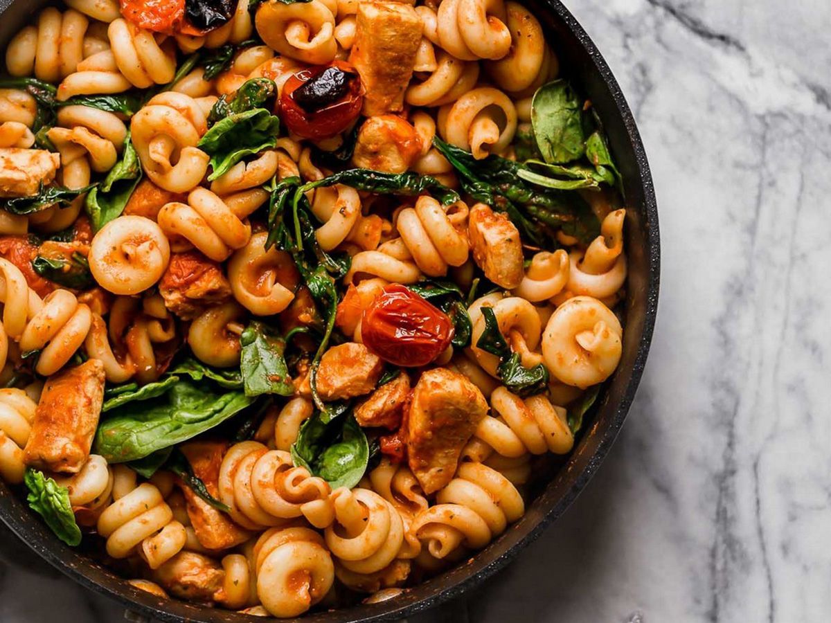 Red sauce chicken pasta