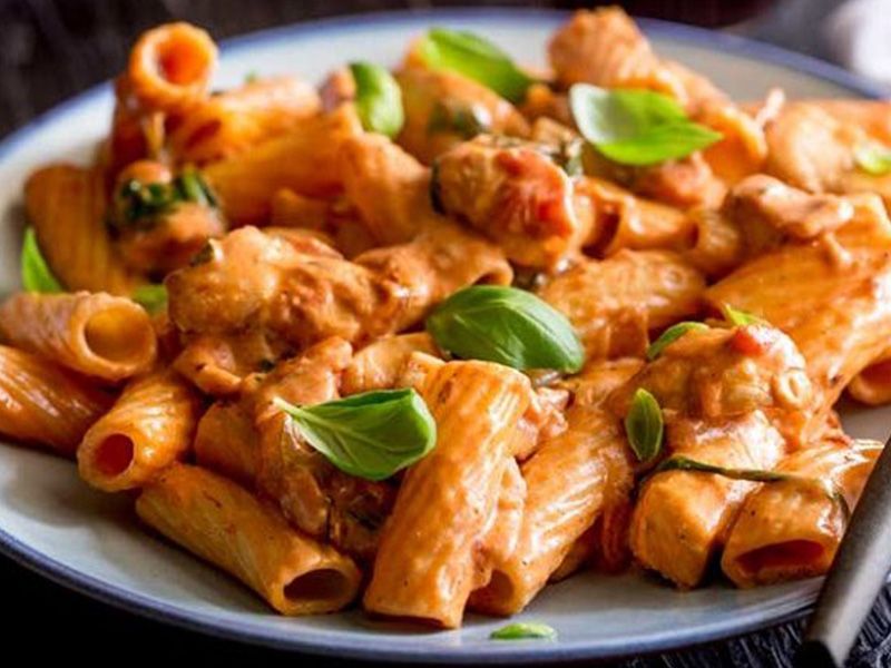 Pasta with sauce and chicken