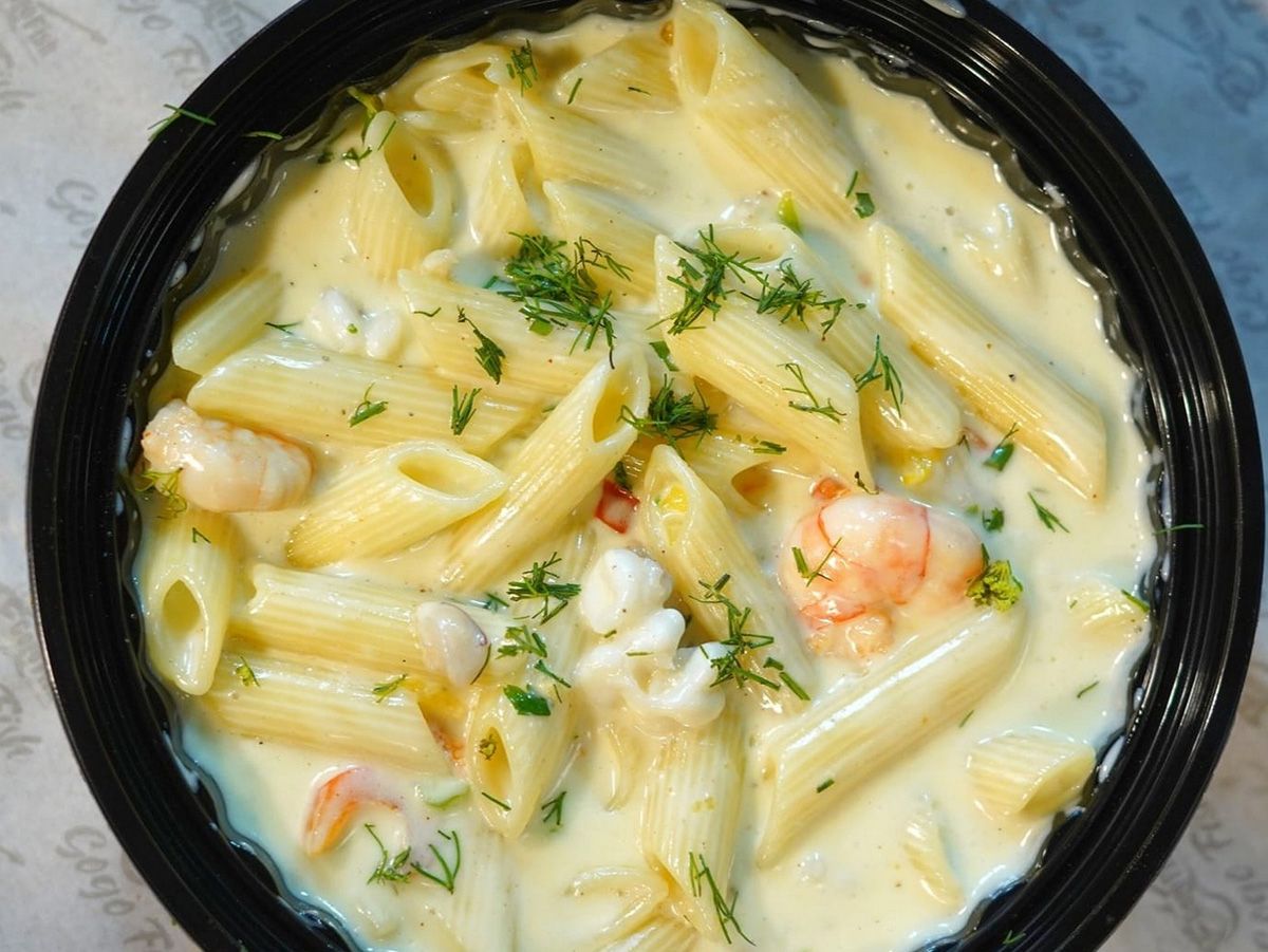 Pasta with seafood and white sauce