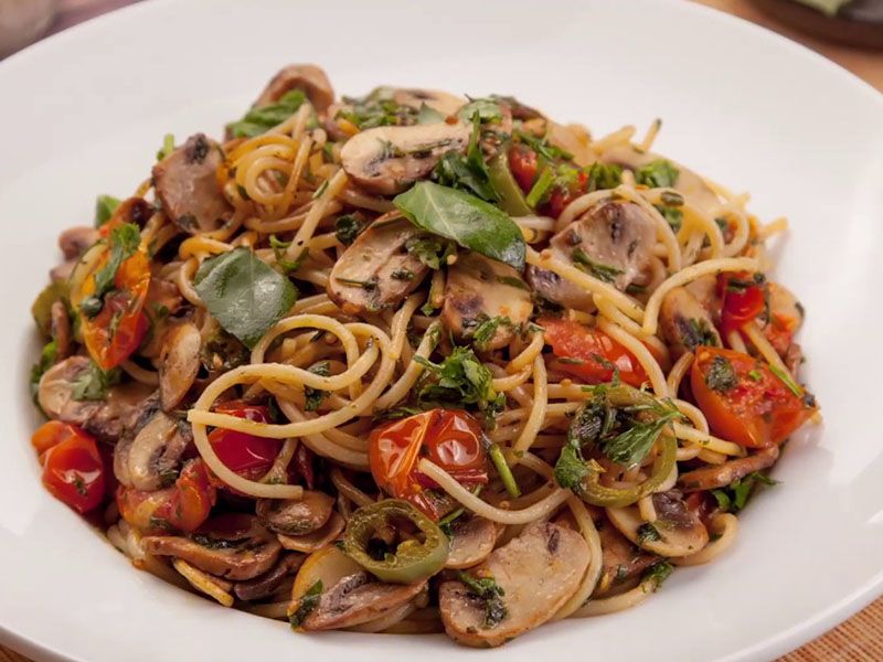Chicken With Mushroom And Olives Spaghetti
