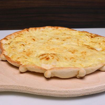 Smoked chicken manoucheh with mozzarella