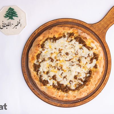 منوشة سجق شرقي مع جبنة
