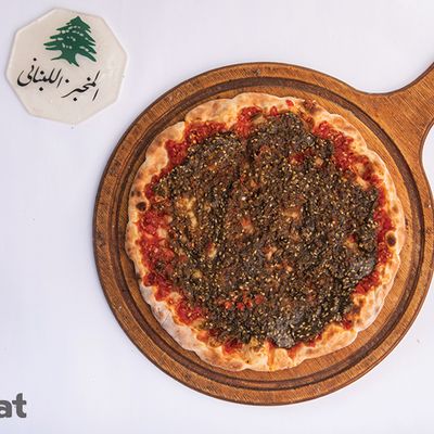 منوشة محمرة مع زعتر