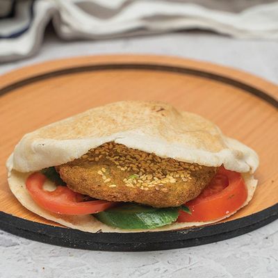 ساندويتش طعمية بجبنة موزاريلا