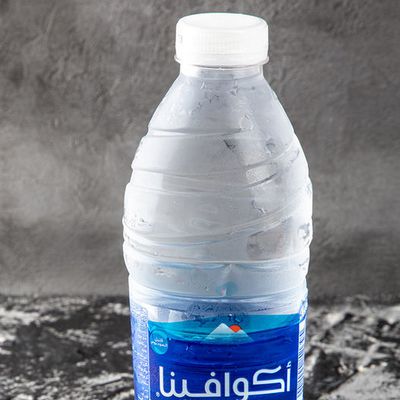 زجاجة صغيرة من ماء أروى