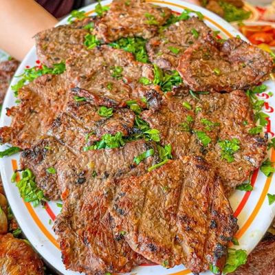 نصف شريحة لحم وكبدة وكلى مع أرز