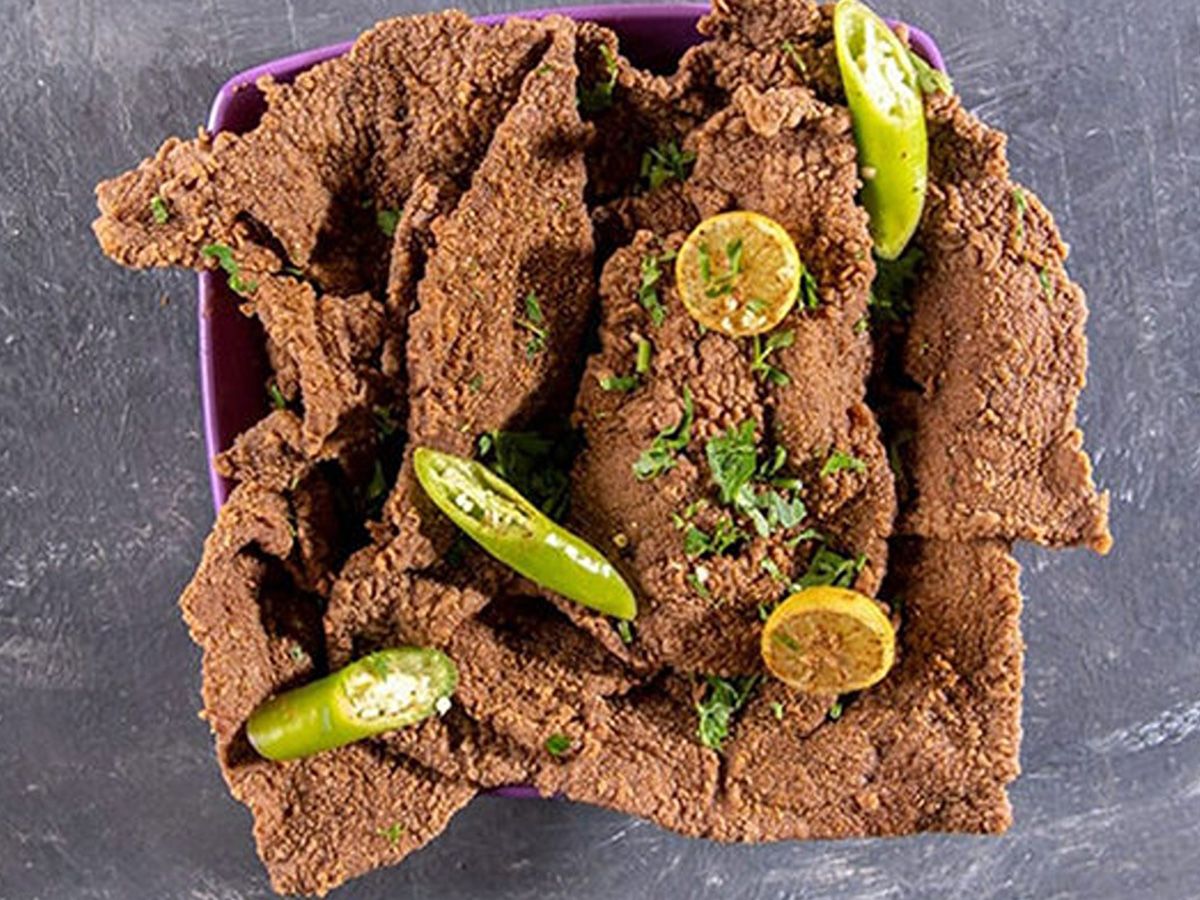 A kilo of bran liver with bread and salads