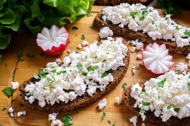 Quraish Cheese With Brown Toast Platter