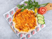 منقوشة محمرة مع جبنة