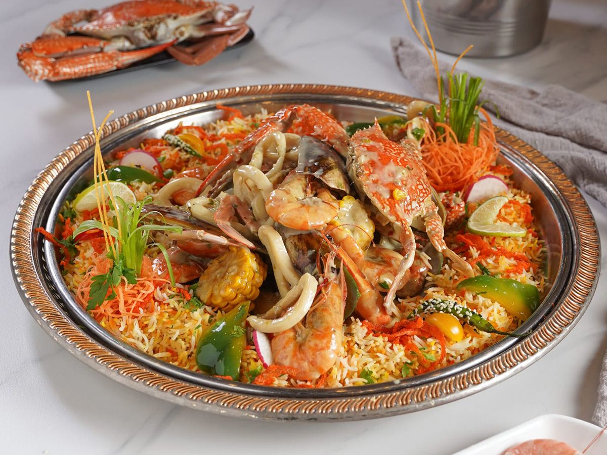 سطل المأكولات البحرية مع الأرز