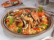 سطل المأكولات البحرية مع الأرز