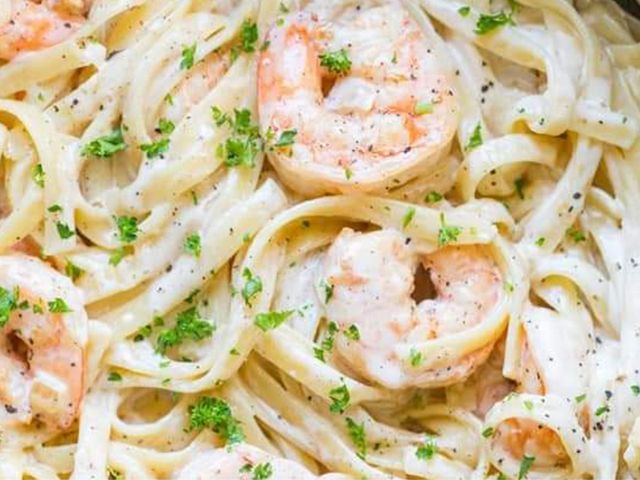 Shrimp With White Sauce Fettuccine Pasta