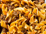 مكرونة مع صوص أحمر و سجق
