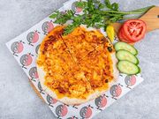 منقوشة محمرة مع لبنة