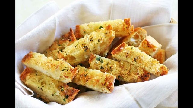 Toasted Bread With Garlic Dip